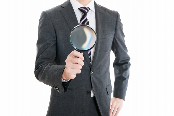 虫眼鏡を持つ男性