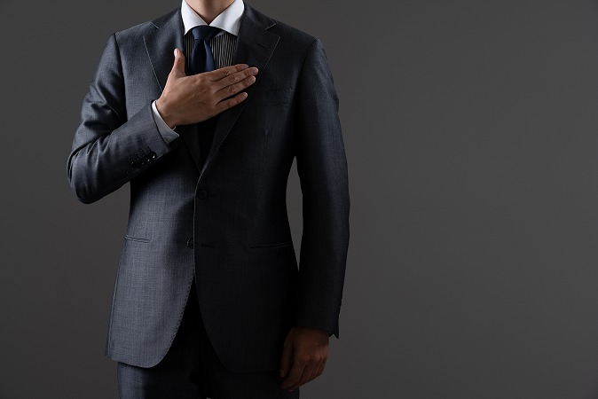 黒い背景・スーツの男性